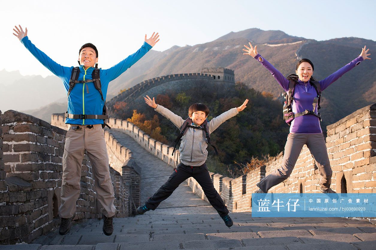一家人在长城上跳跃