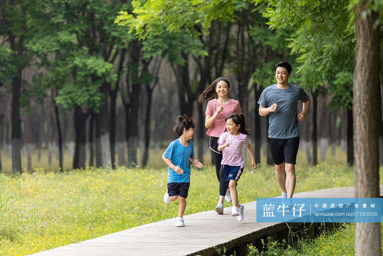 一家人在公园晨跑