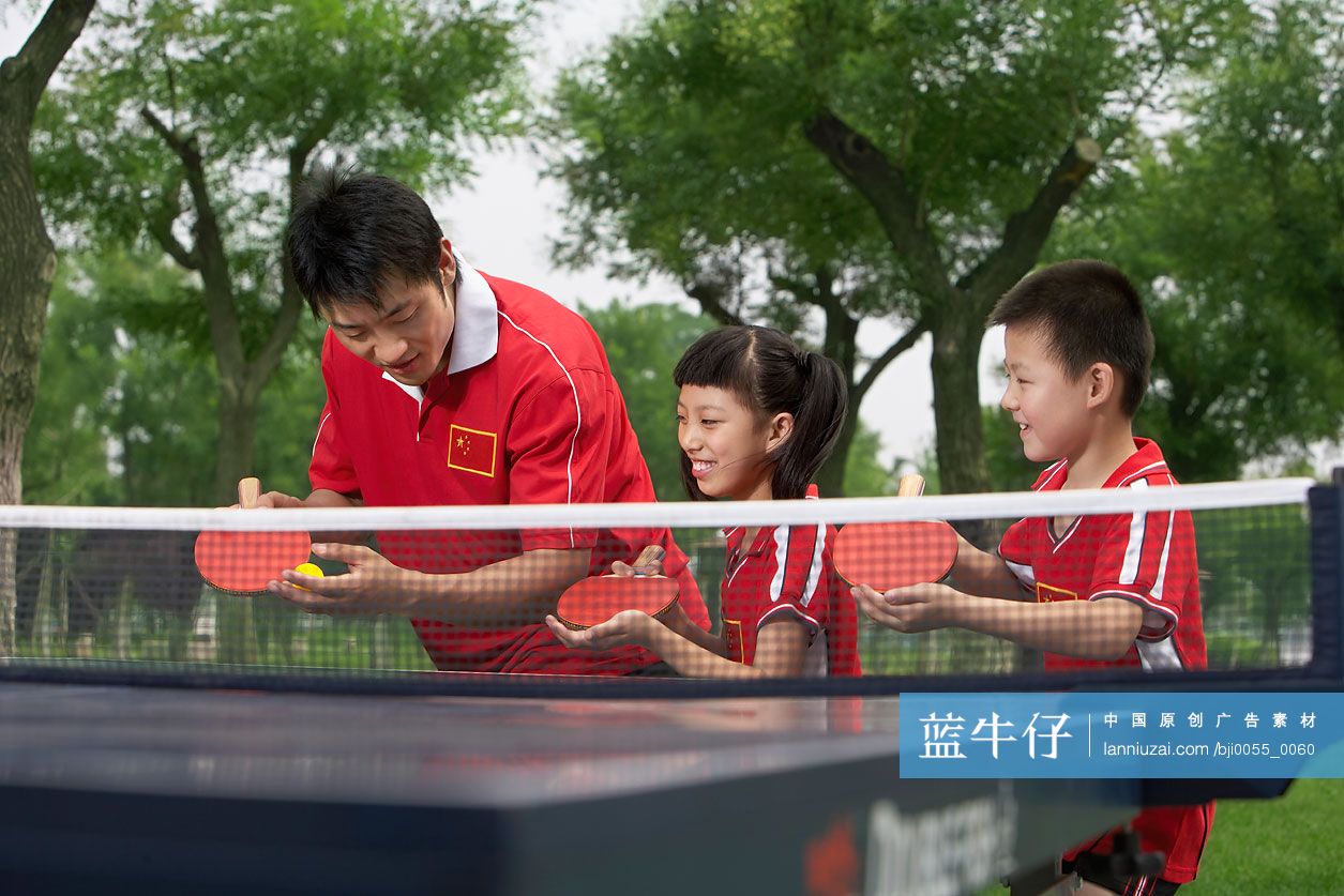 运动员教孩子打乒乓球