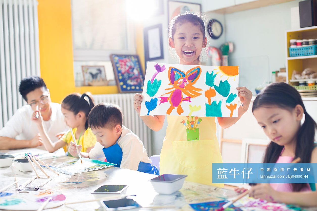 小朋友们上美术课