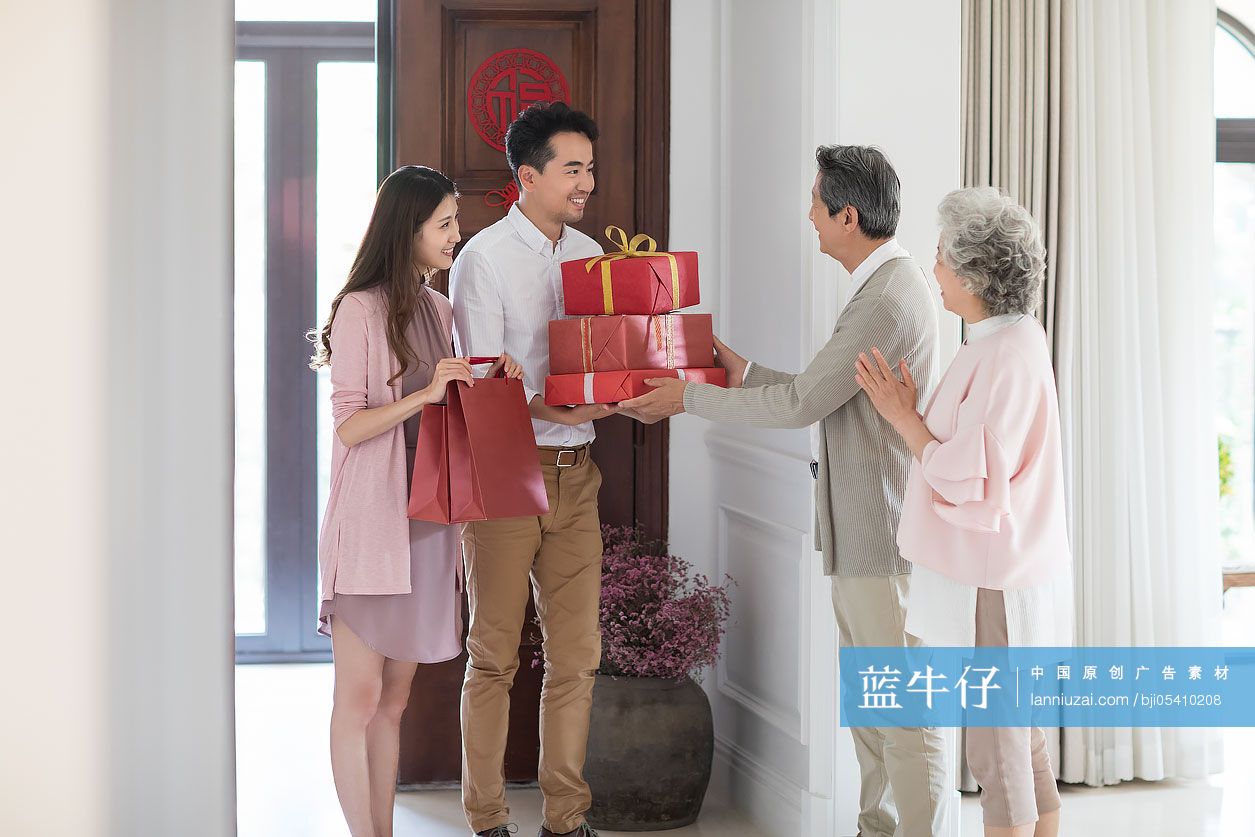 年轻夫妇带着礼物给父母拜年