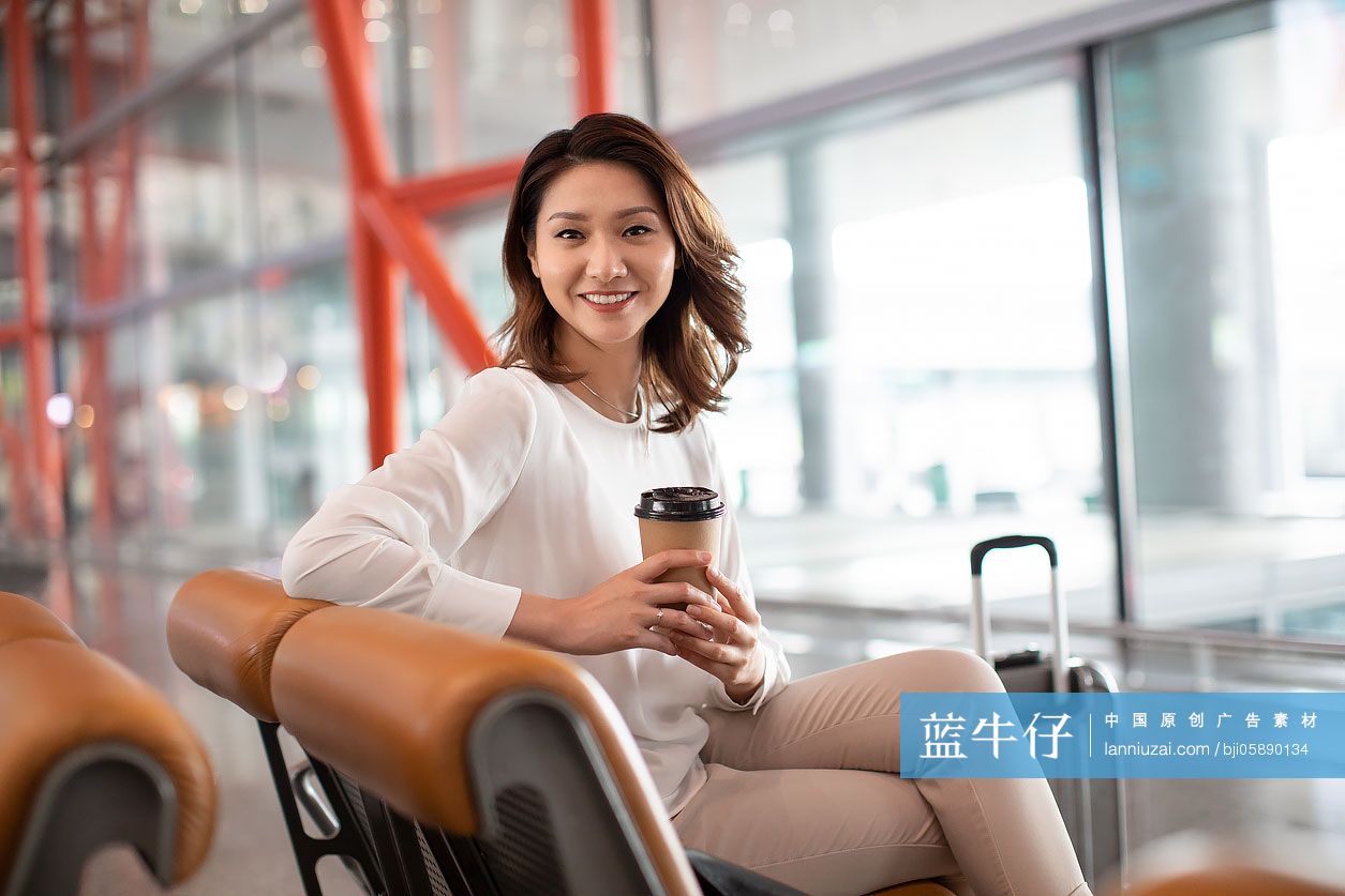 商务女士在机场候机