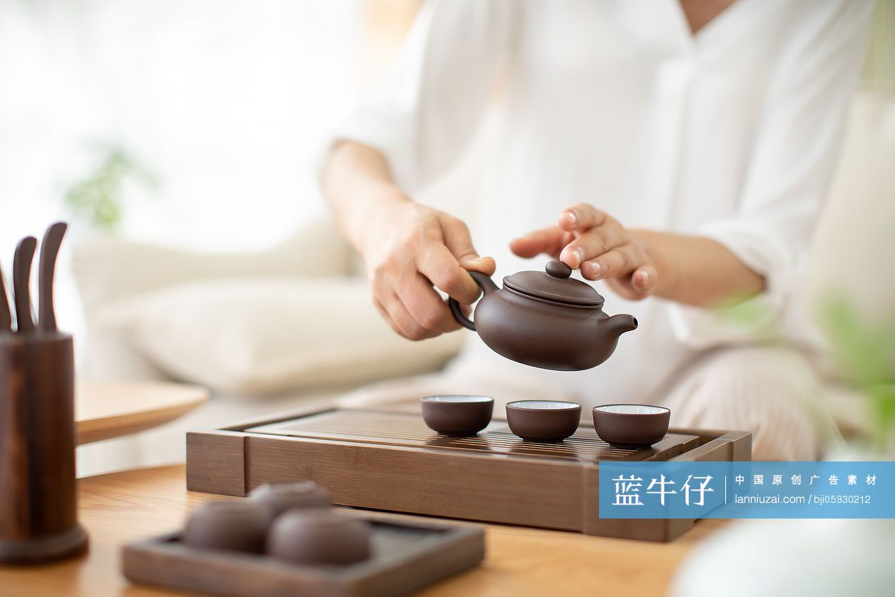 成熟女士在家喝茶