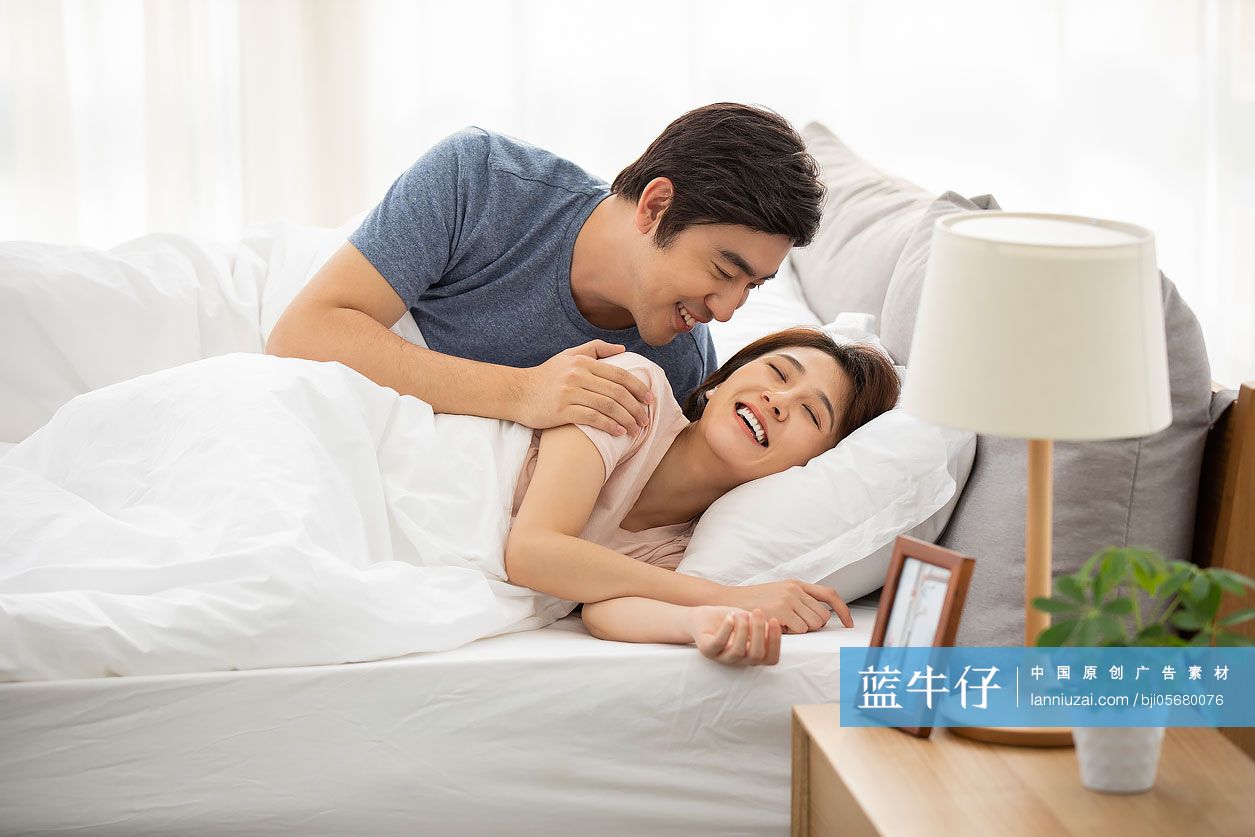 年轻情侣在卧室睡觉