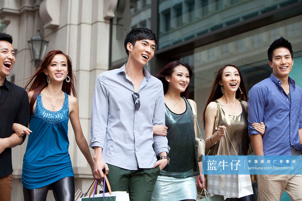 时尚的年轻人在香港逛街购物
