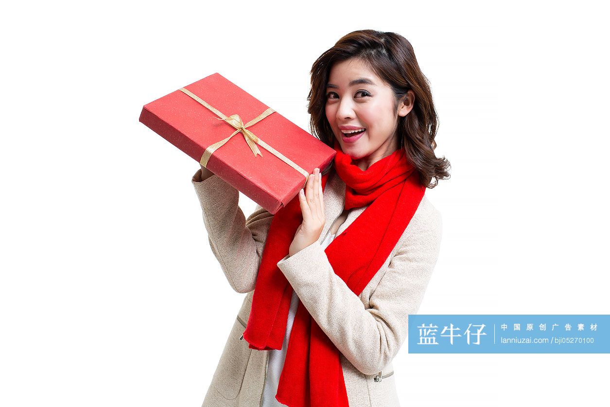 快乐的年轻女士手拿礼物