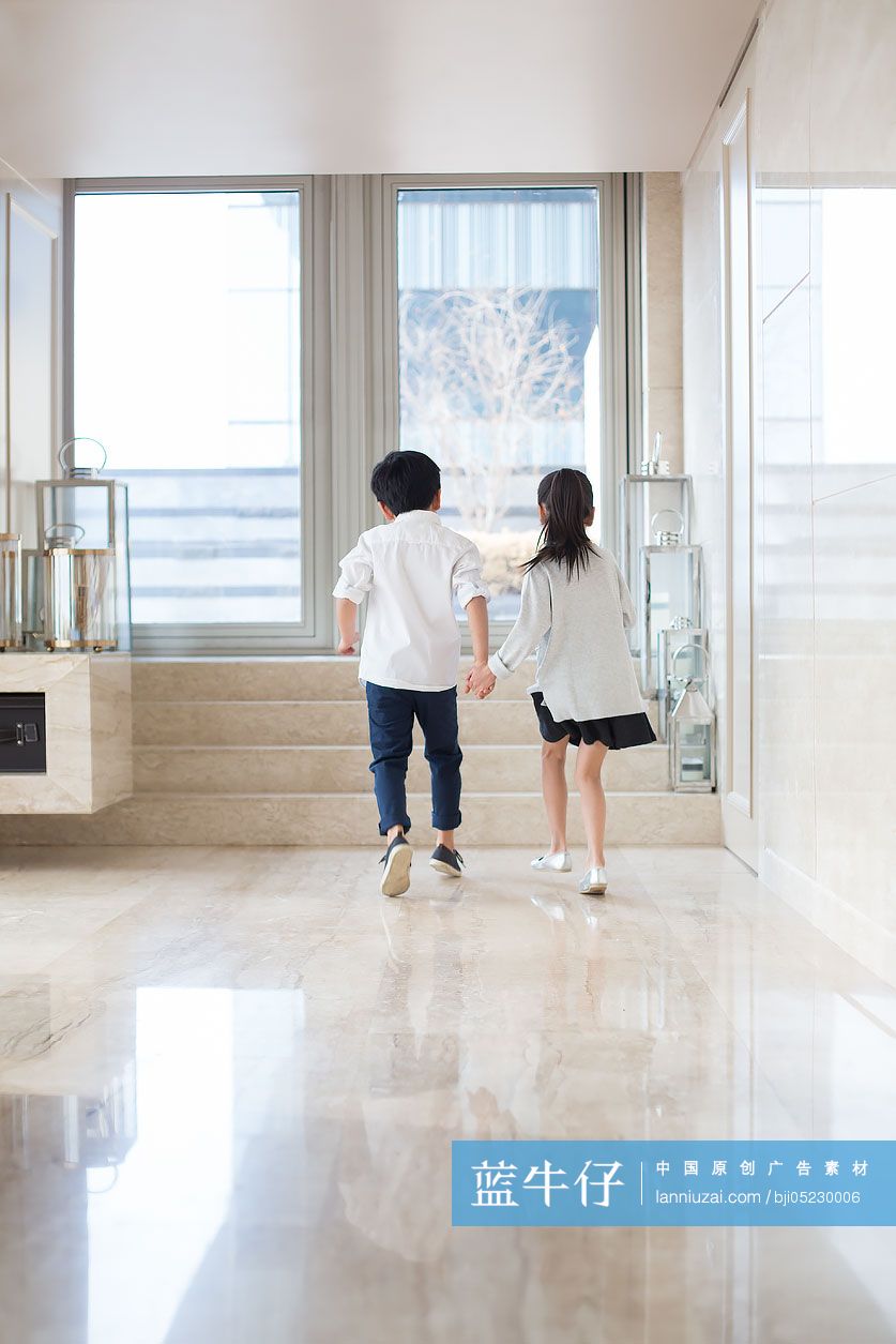 快乐的兄妹俩在客厅奔跑