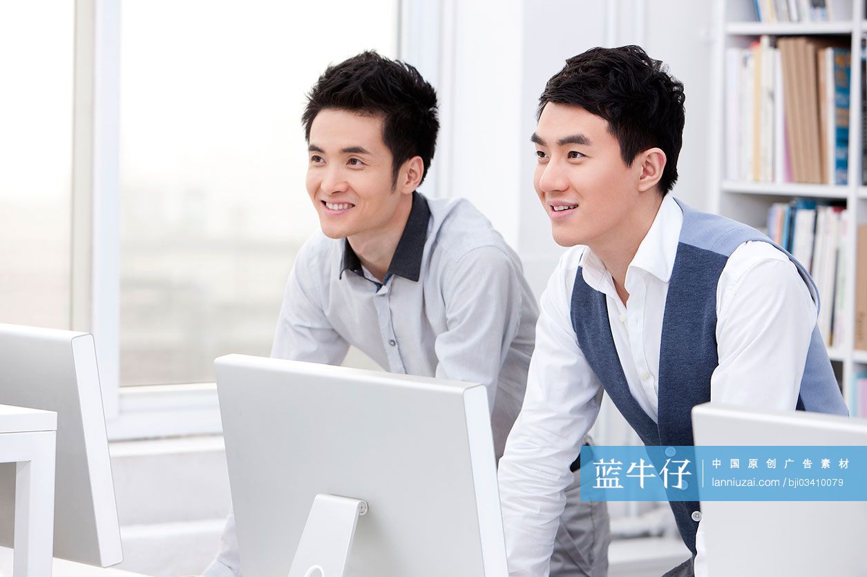 白领使用电脑办公