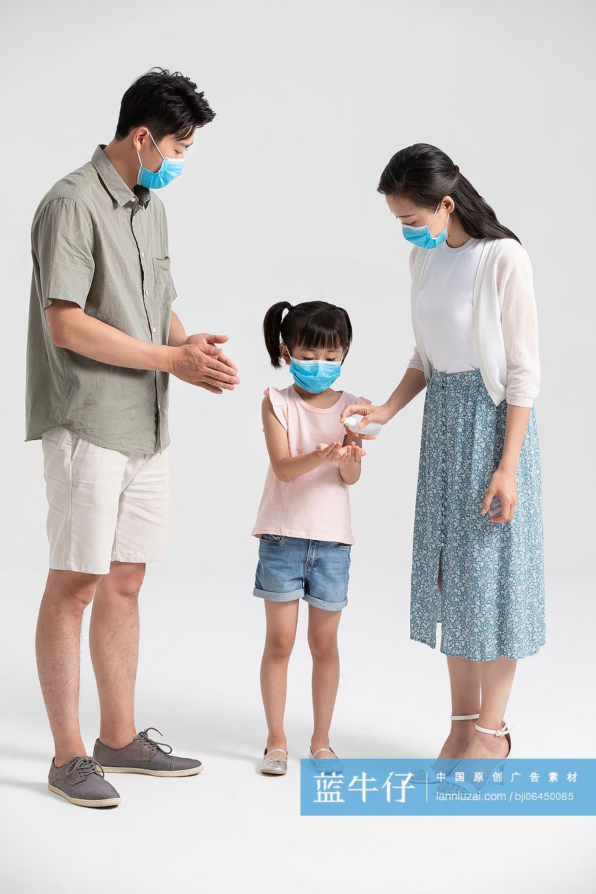 父母教孩子用免洗洗手液消毒