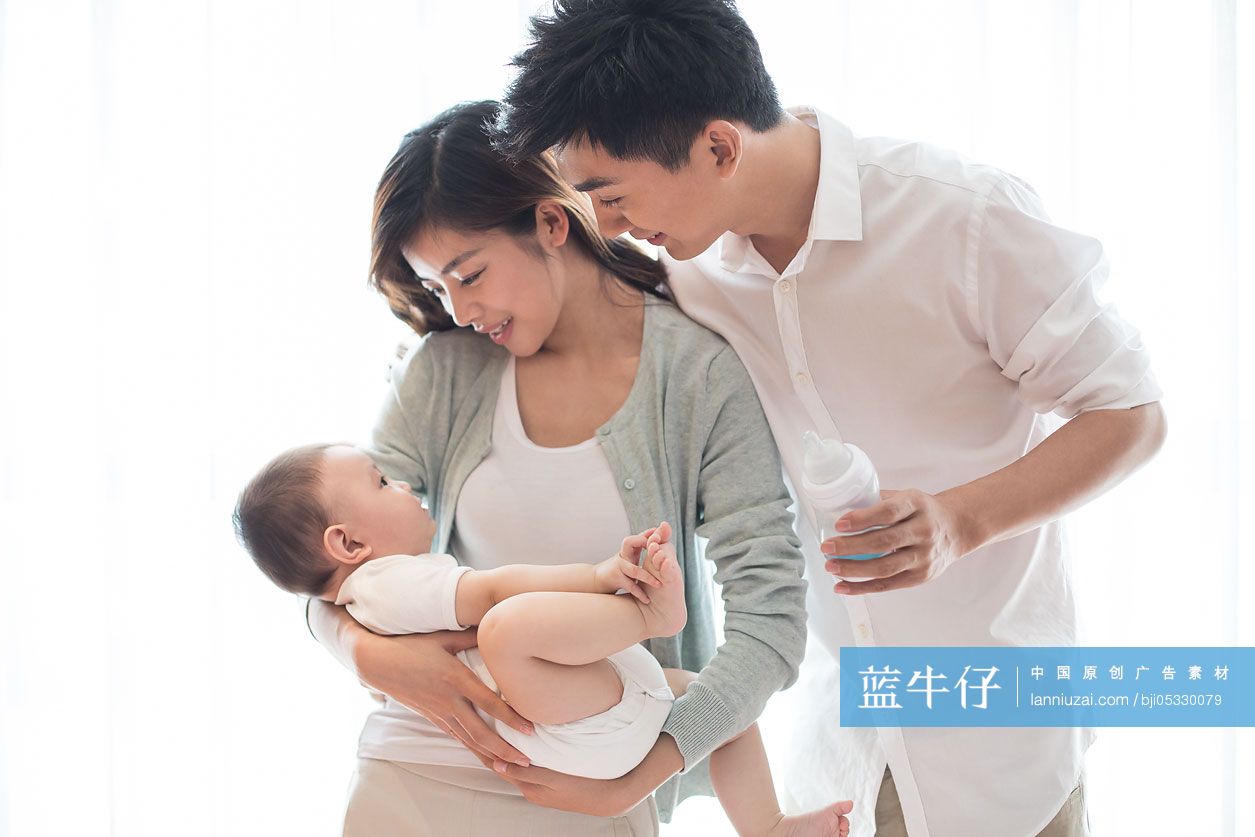 快乐的年轻家庭