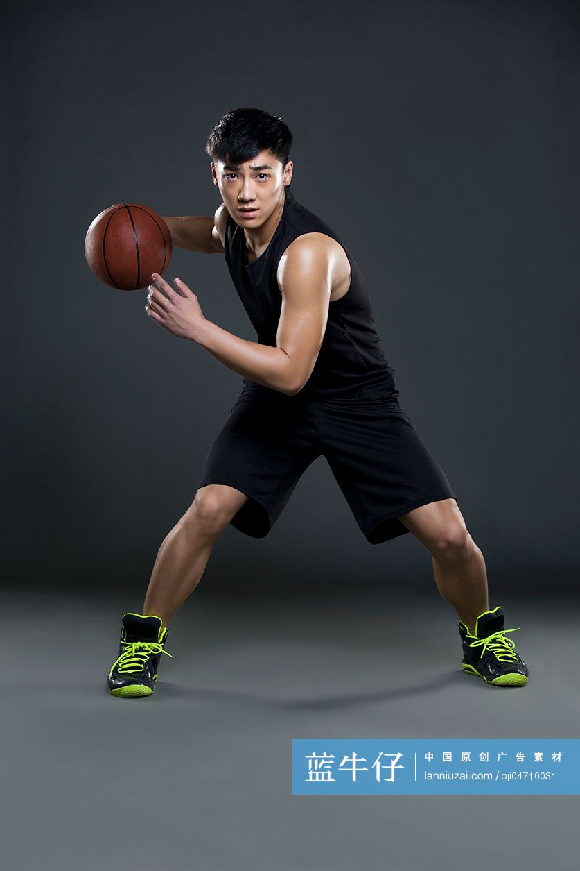 年轻男子打篮球