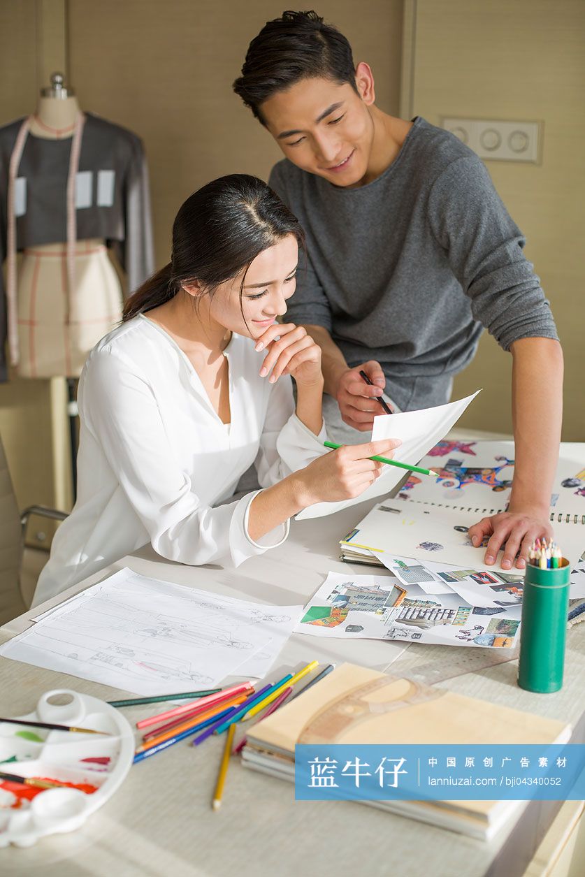 两个服装设计师设计草图