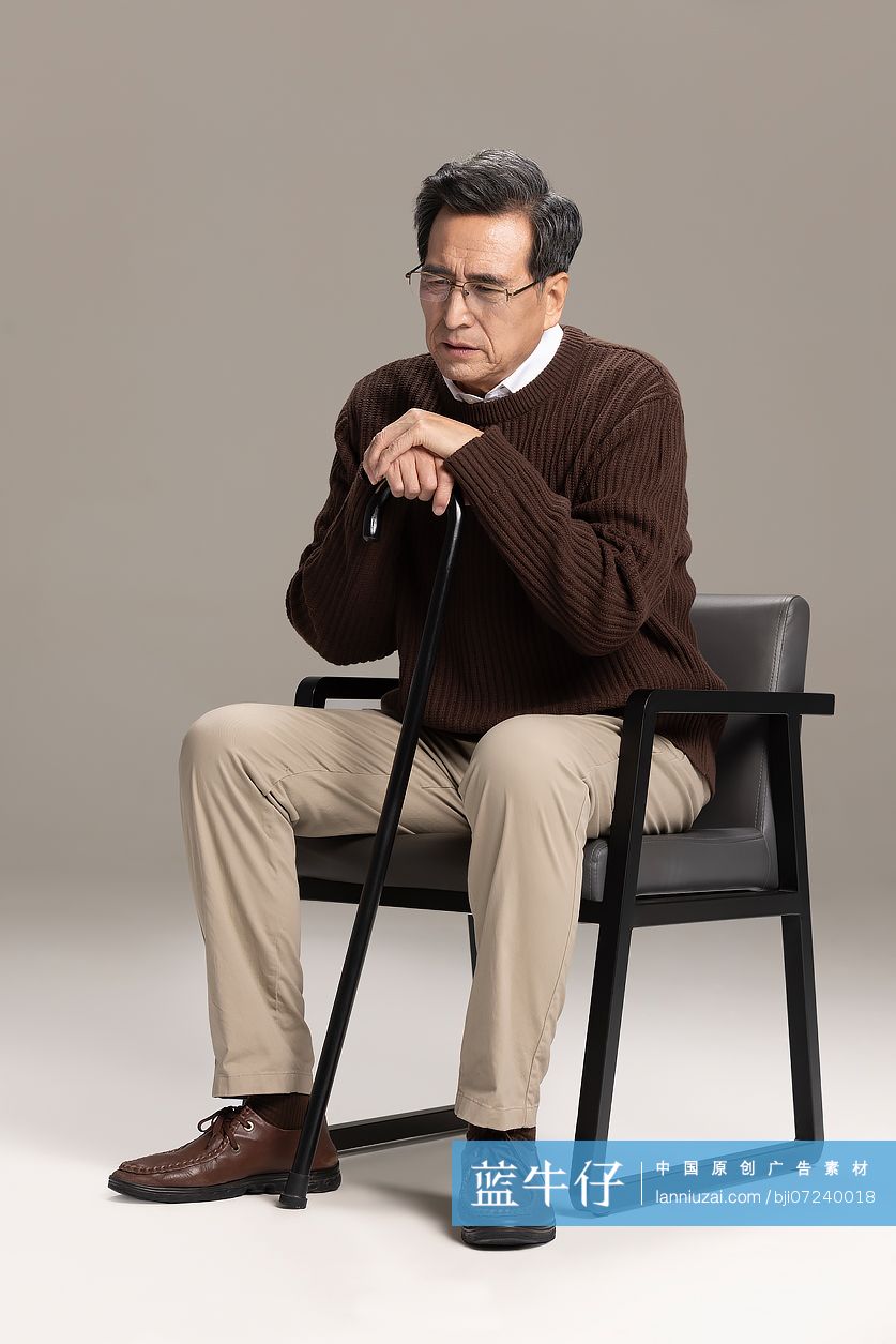 拄着拐的老年男子