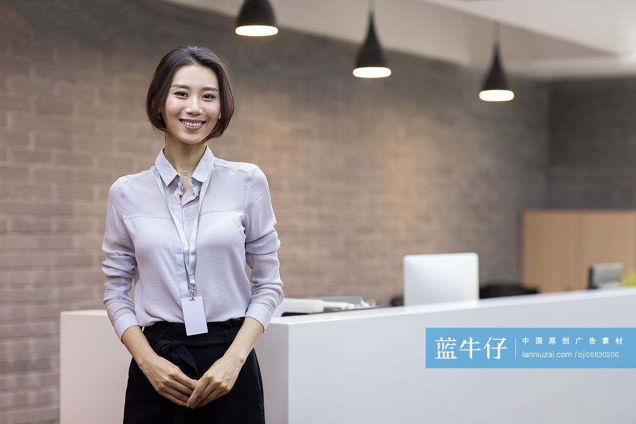 自信的年轻商务女士肖像