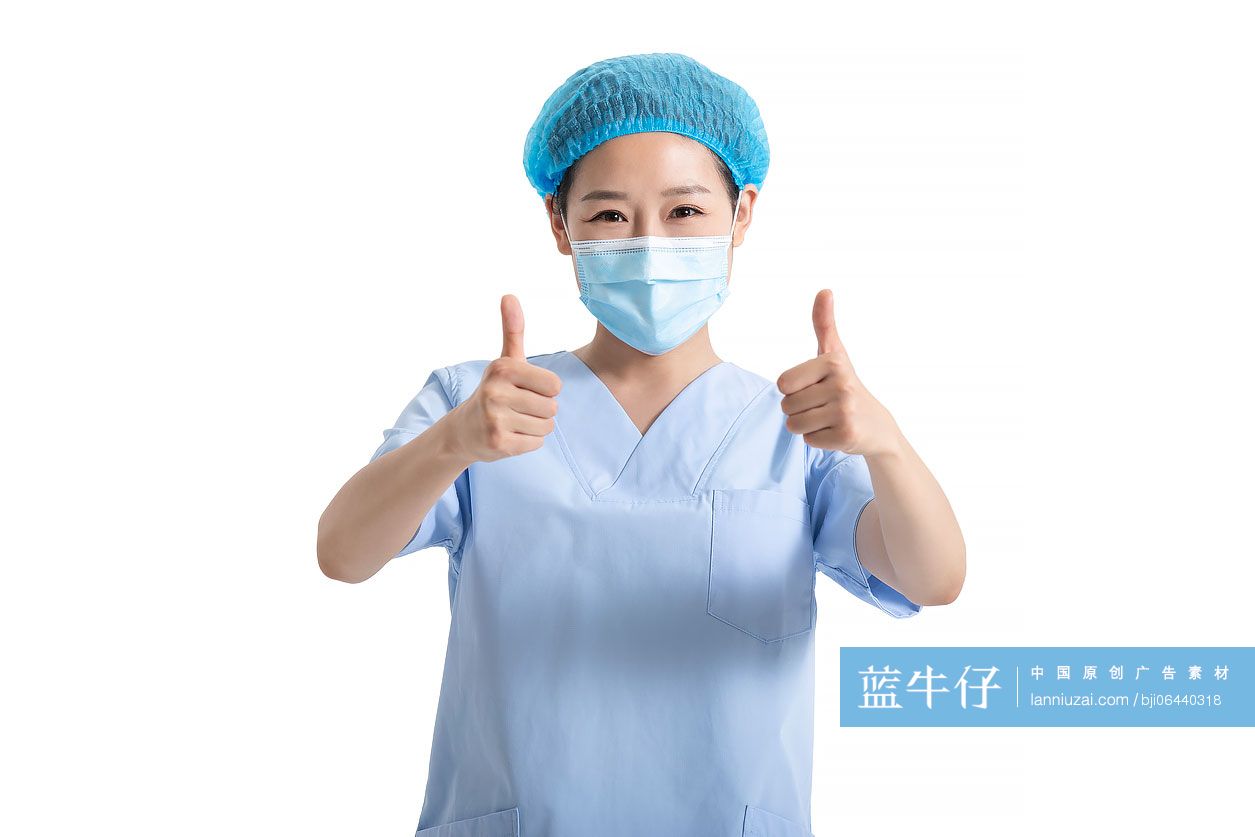 年轻的医生竖大拇指