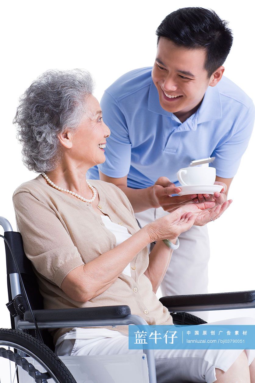 男护工为老人端茶