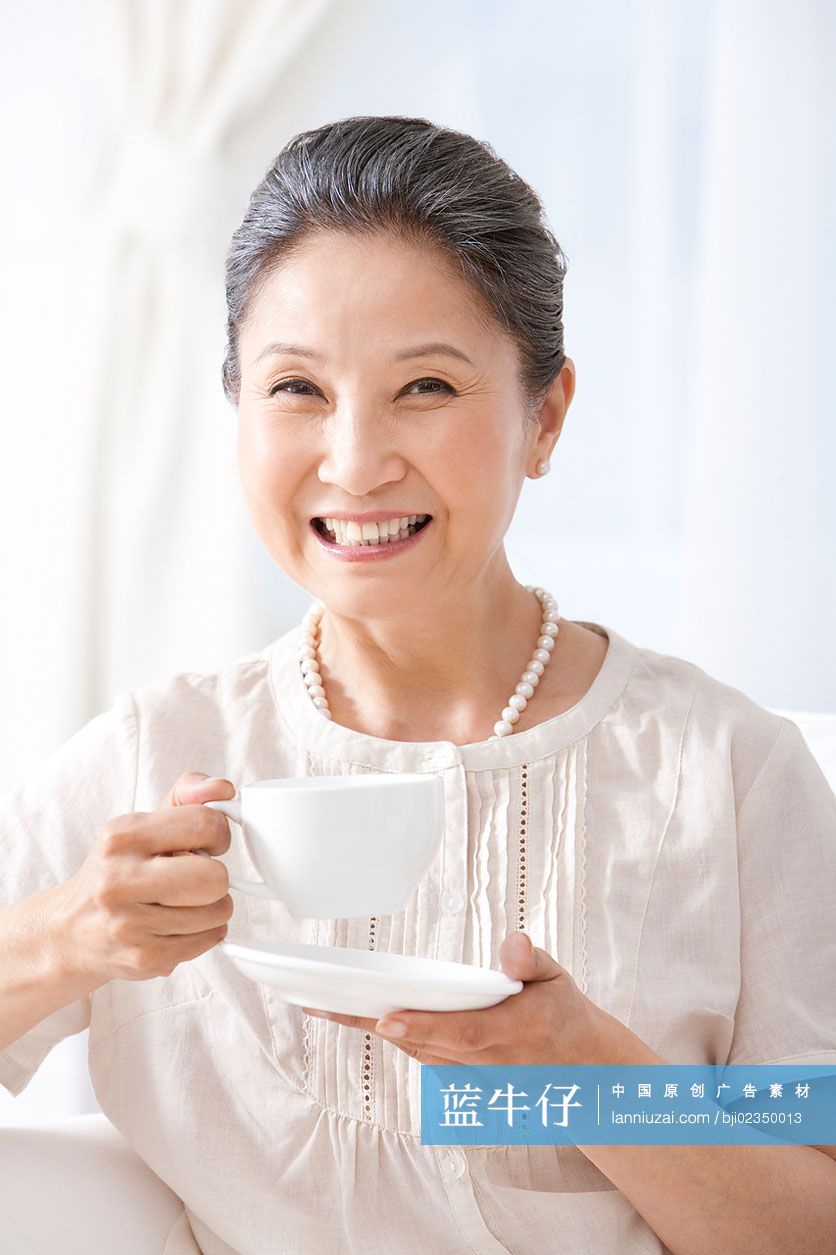 老年女子喝咖啡