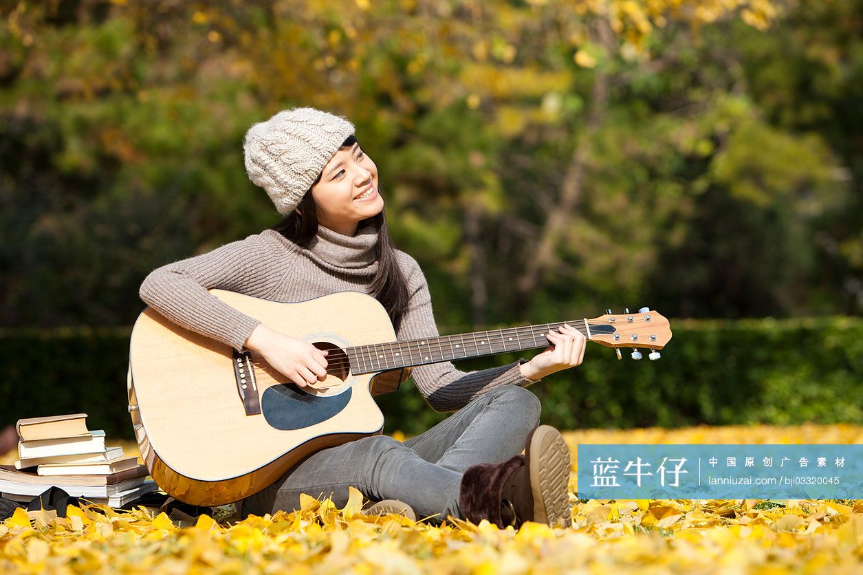 秋天快乐女大学生校园弹吉他