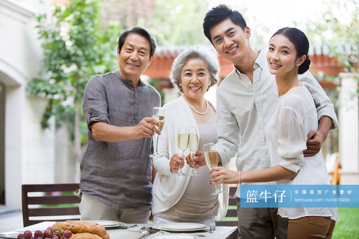 全家人喝香槟庆祝