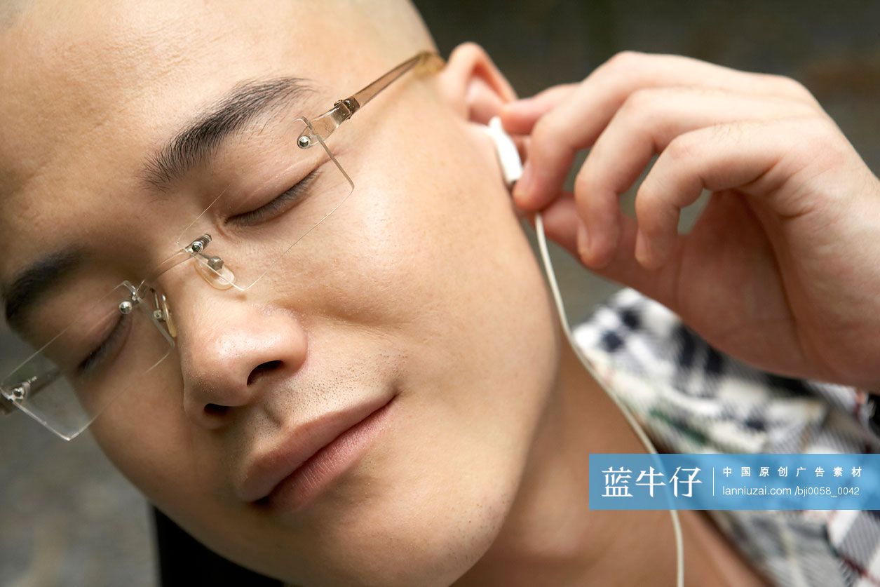 年轻男子听音乐