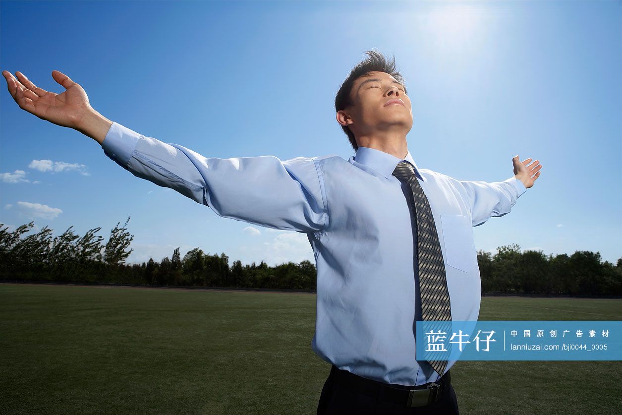 商务男士张开双臂