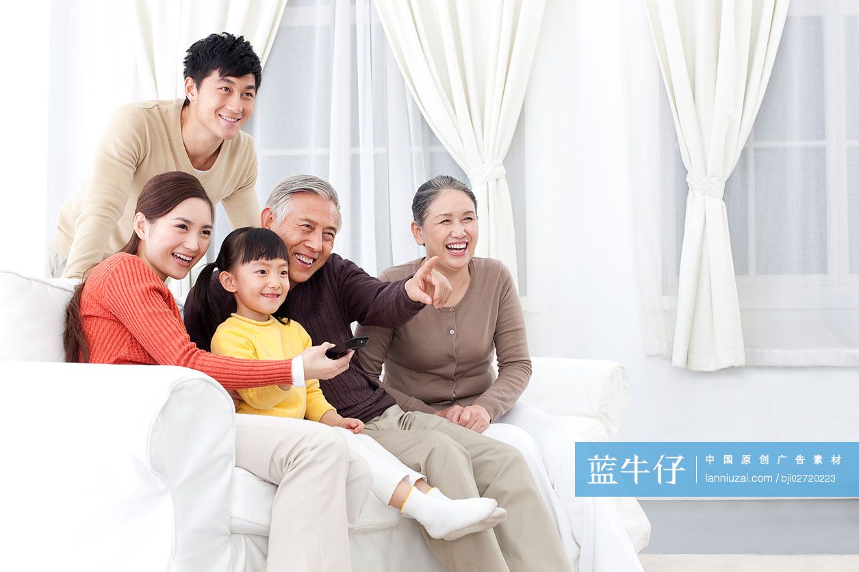 全家一起看电视