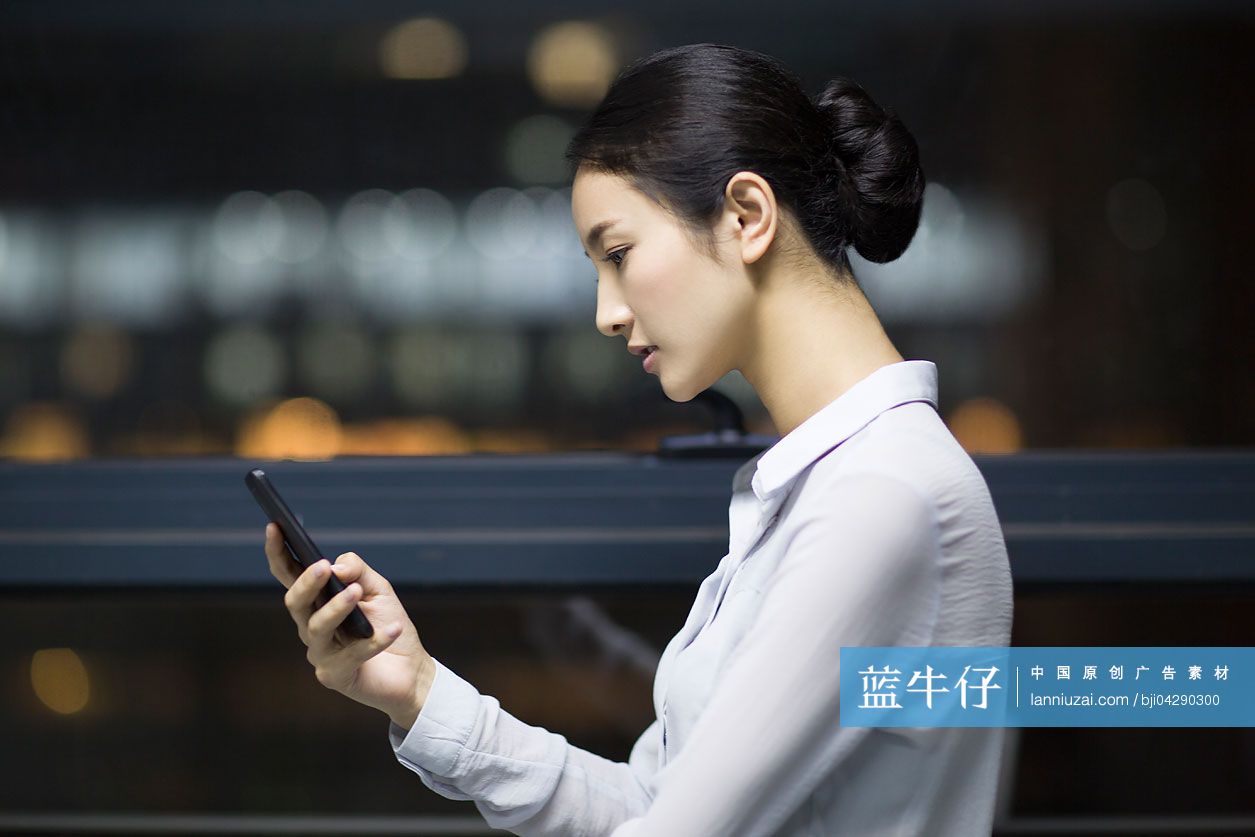商务女士在办公室使用手机