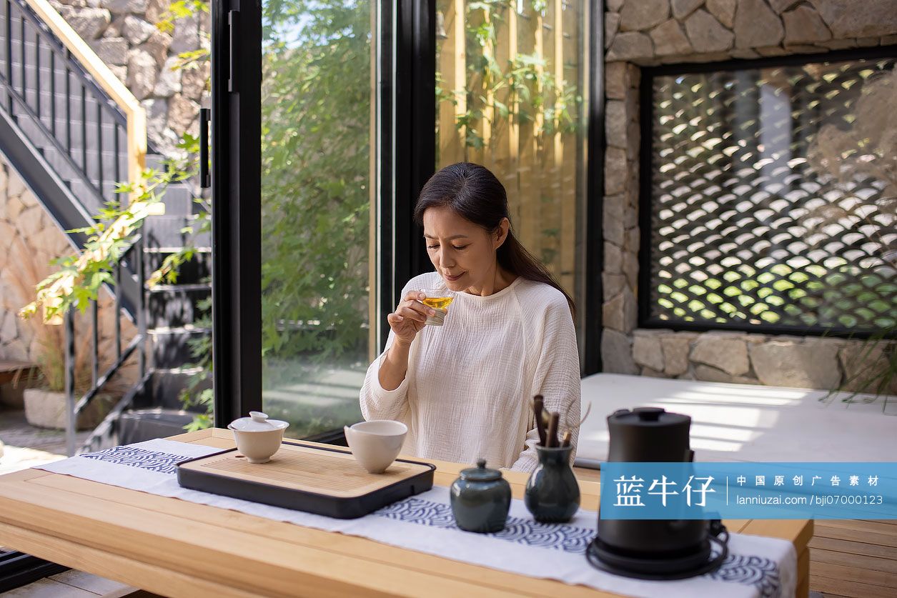 老年女子在茶室里品茶