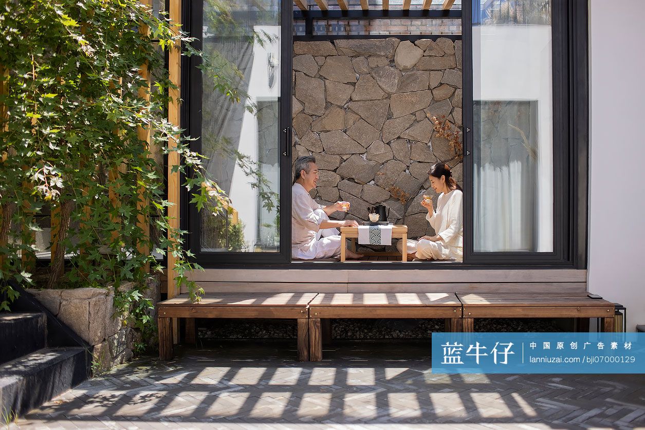 中老年夫妇在茶室里品茶-蓝牛仔影像-中国原创广告影像素材
