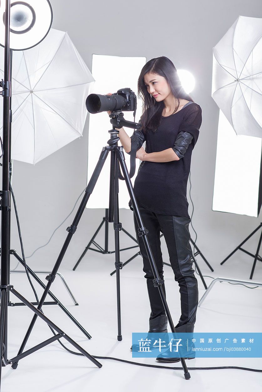 摄影师在影棚里拍照