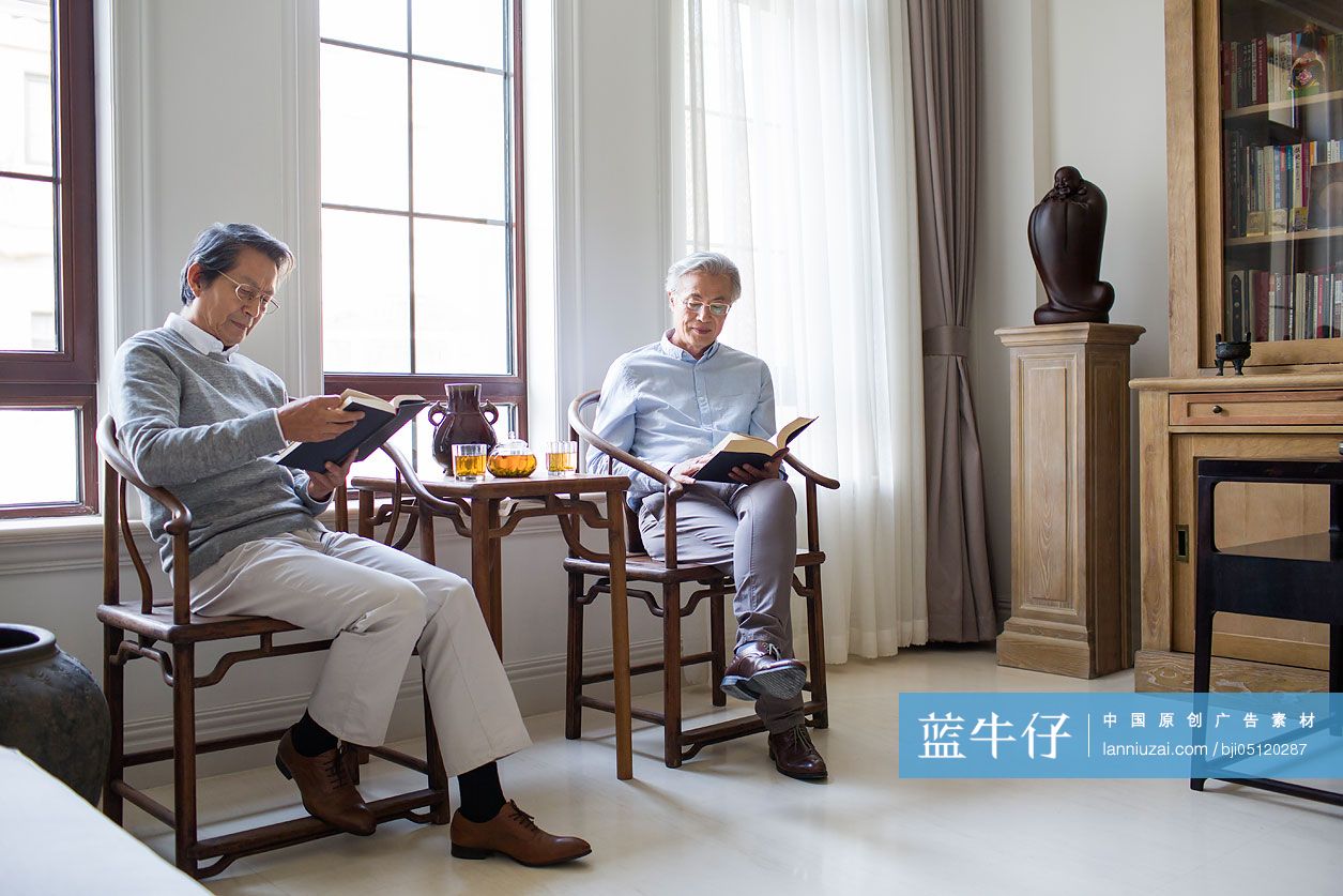 老年男子看书-蓝牛仔影像-中国原创广告影像素材