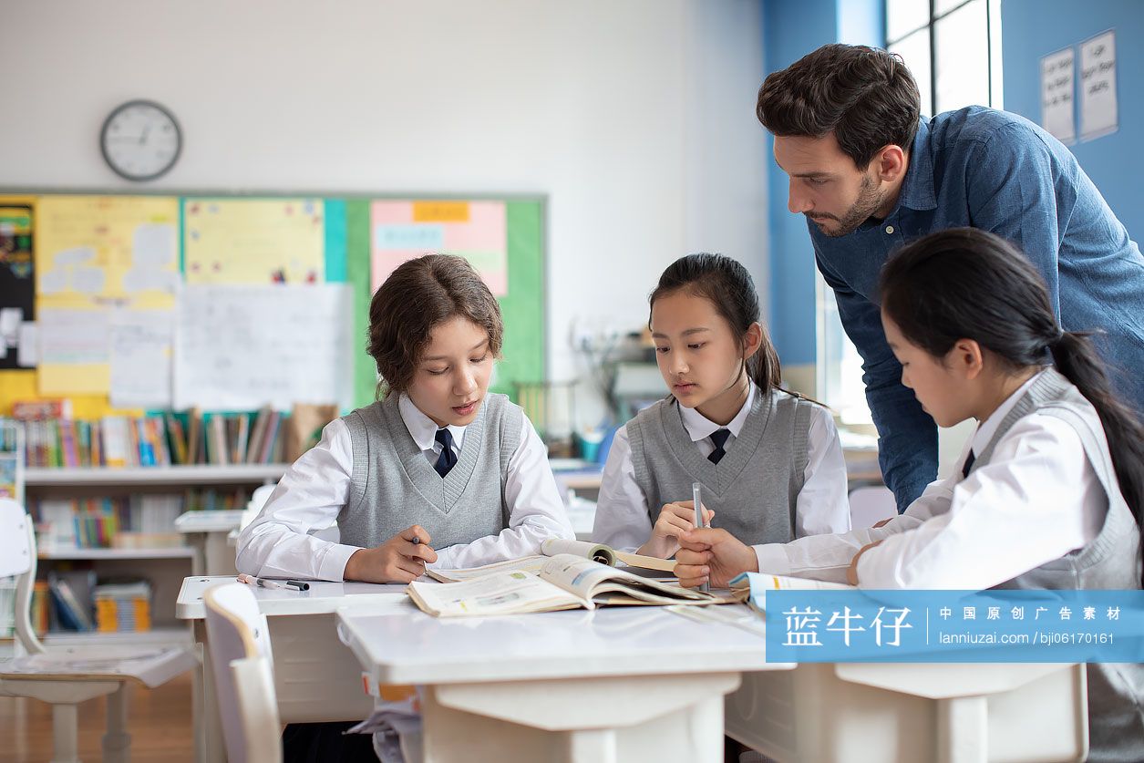 学生和老师在教室讨论