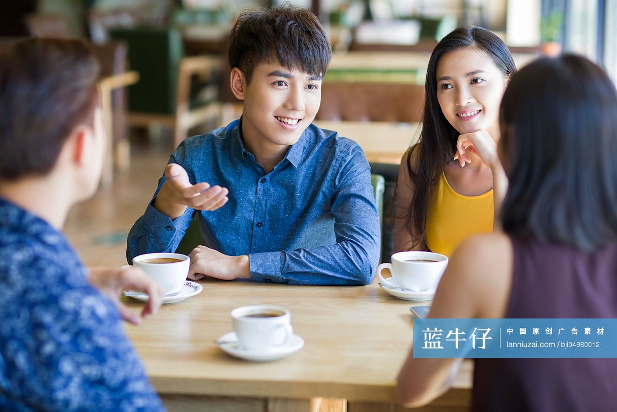 年轻人在咖啡馆聊天
