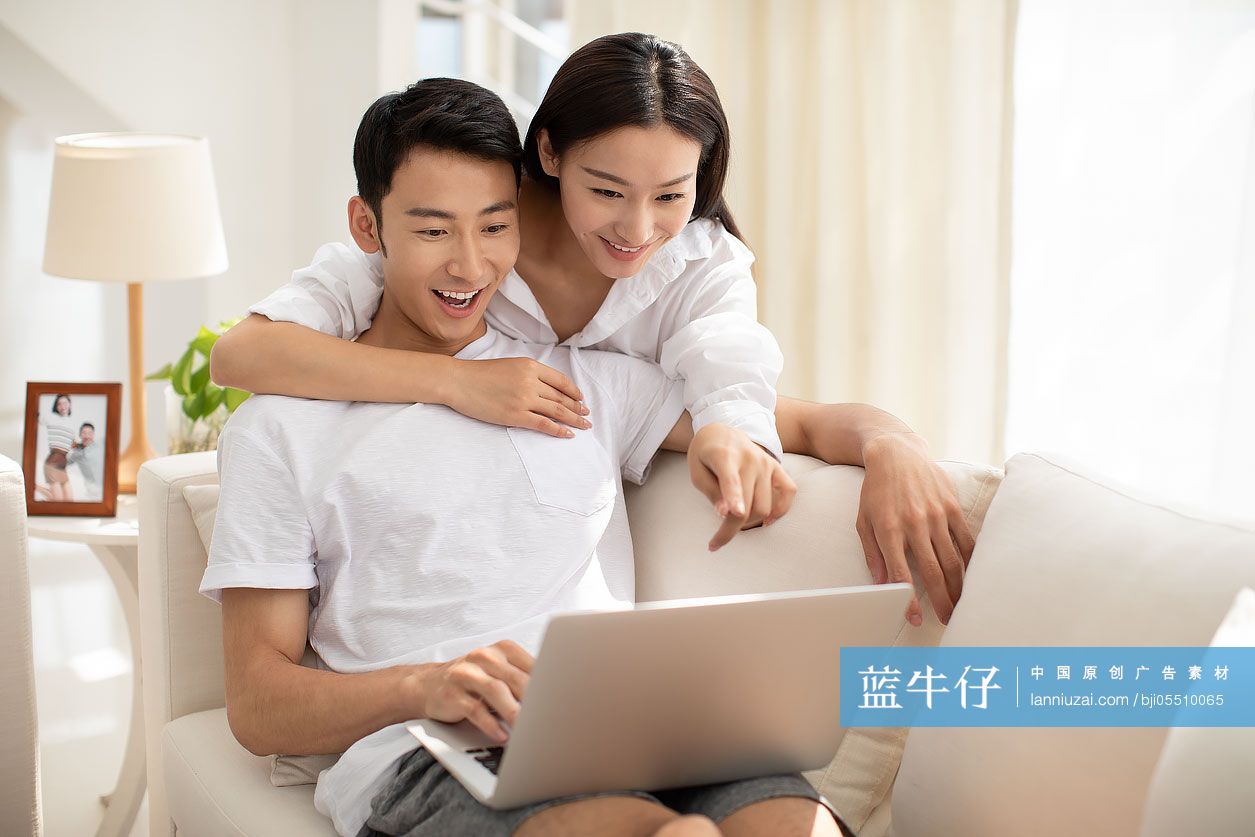 年轻情侣在家使用笔记本电脑-蓝牛仔影像-中国原创广告影像素材