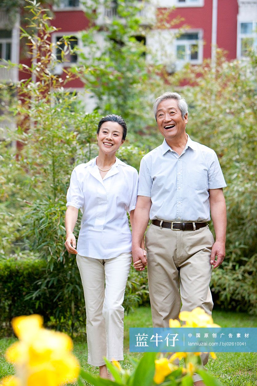 老年夫妇在普通社区花园