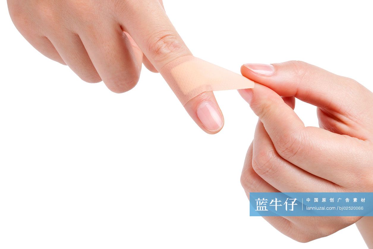 给手指贴创可贴