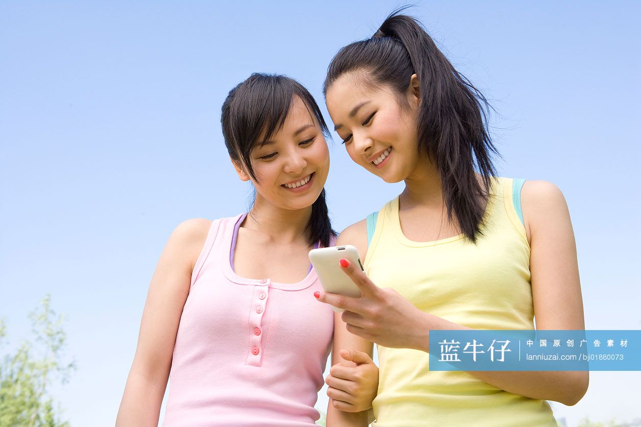 两个少女好朋友玩手机