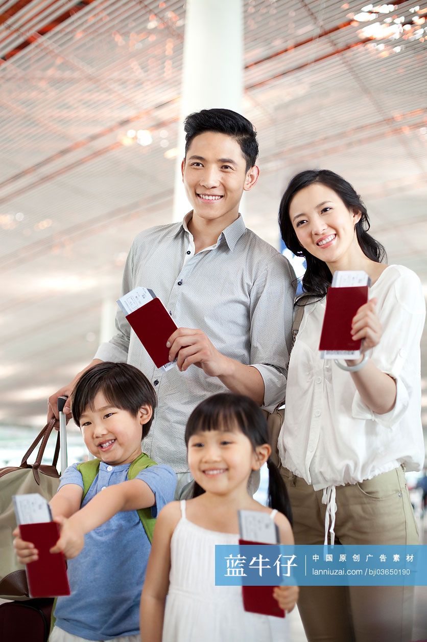 快乐一家人拿着护照和机票