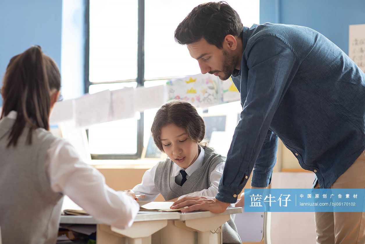 学生在课堂上学习