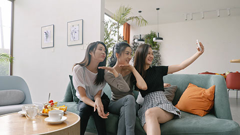 Young Chinese friends taking selfie at home,4K