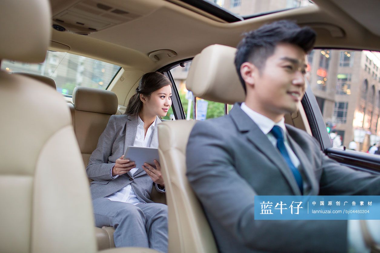 专车司机给一个商务女士驾车