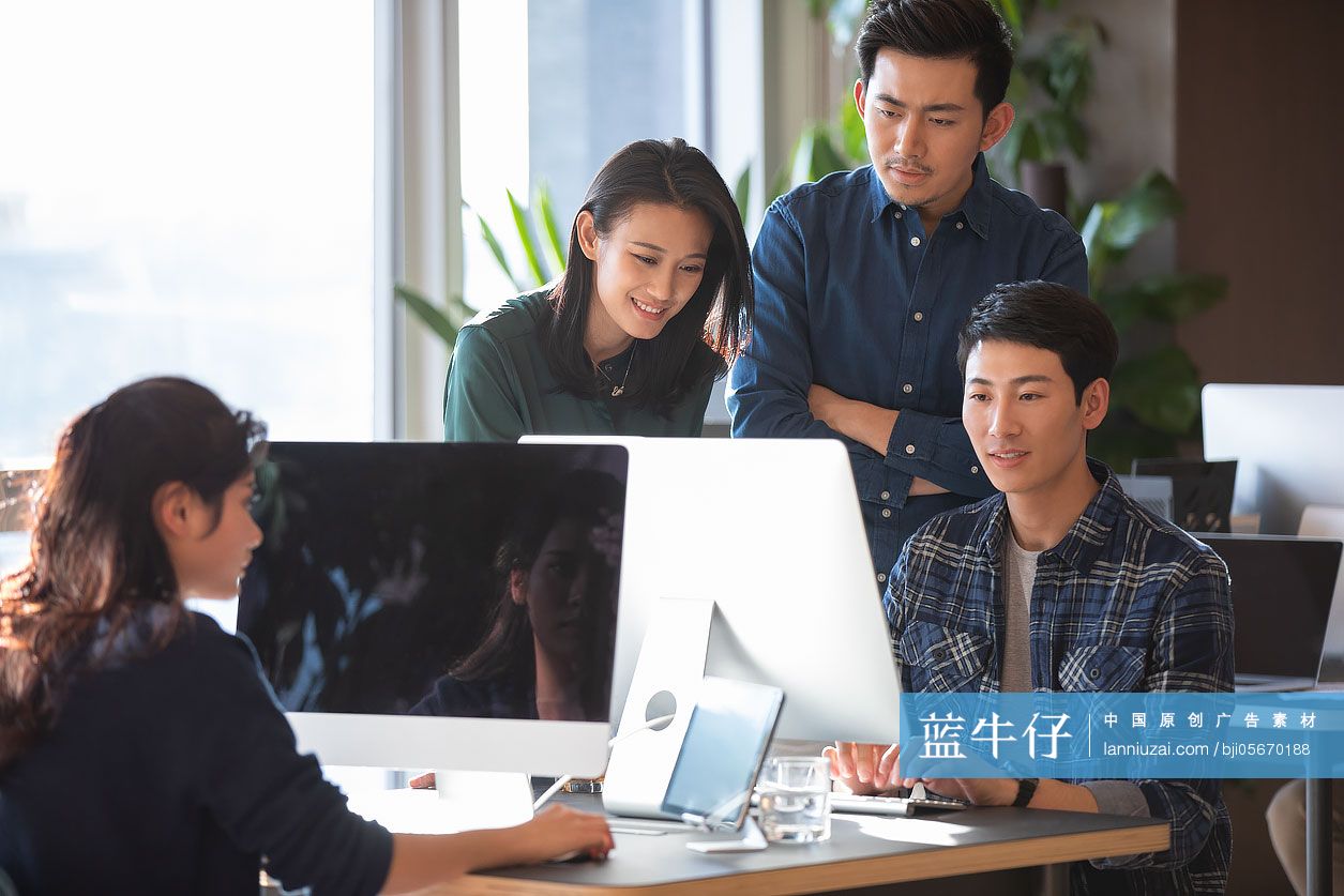 年轻大学生使用电脑