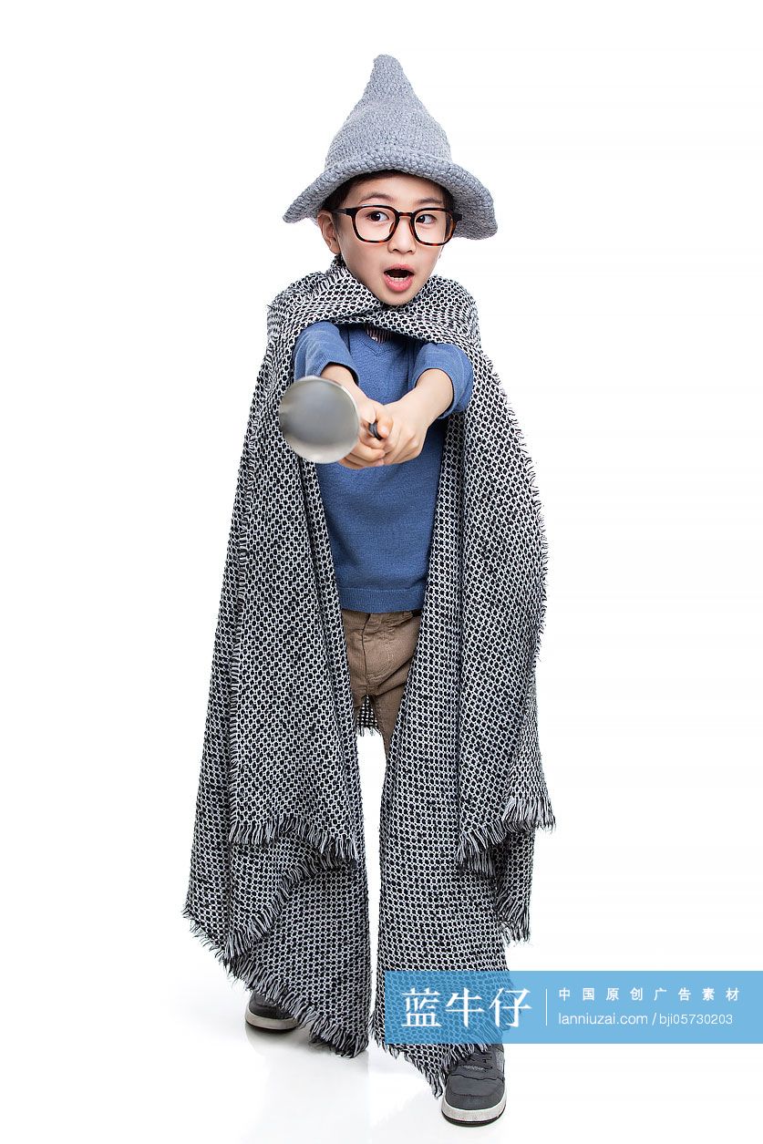 小男孩装扮成魔法师
