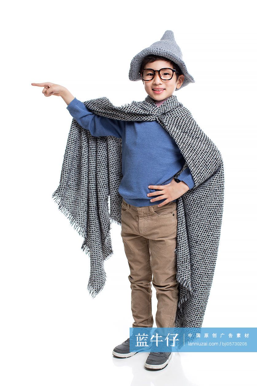 快乐的小男孩装扮成魔法师