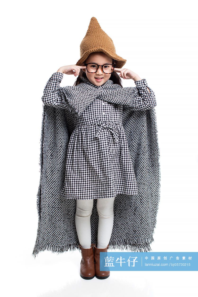 快乐的小女孩装扮成魔法师