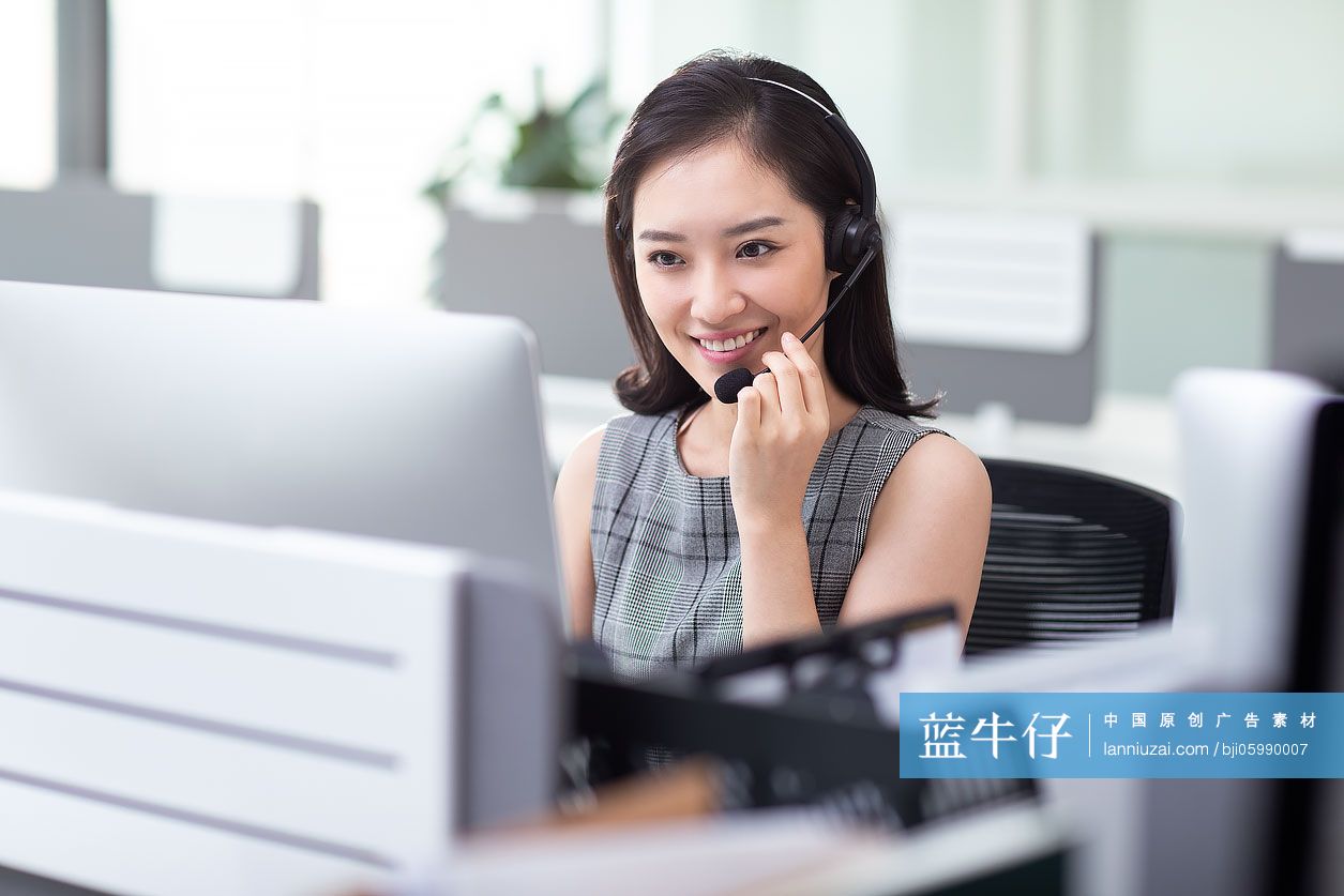 年轻的客服代表