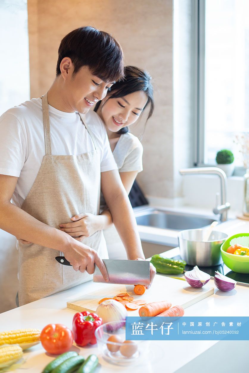 年轻情侣在厨房做饭