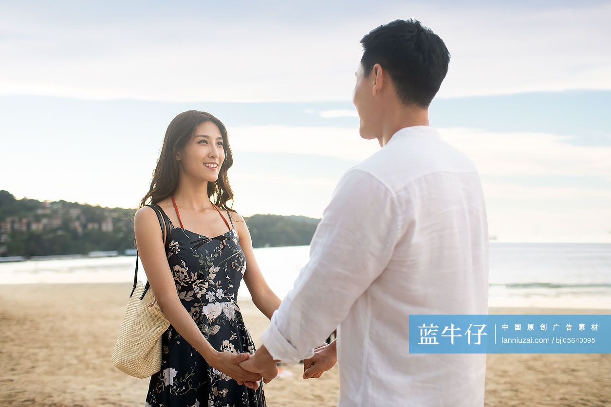 快乐的年轻情侣在沙滩度假