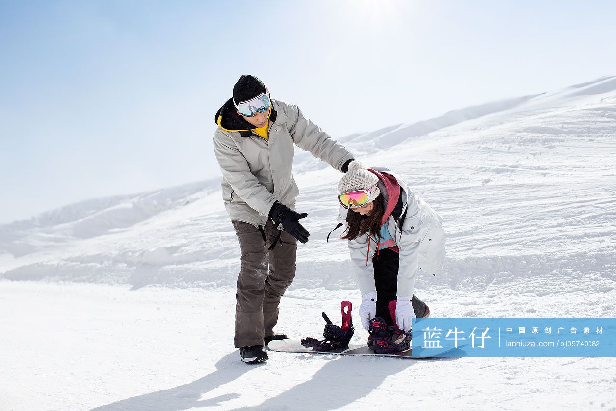 快乐的年轻情侣在滑雪场滑雪