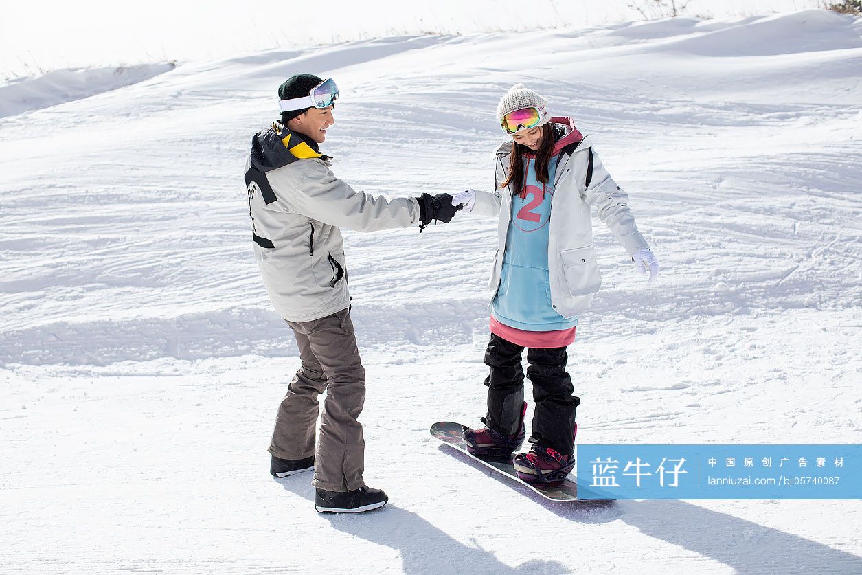 快乐的年轻情侣在滑雪场滑雪